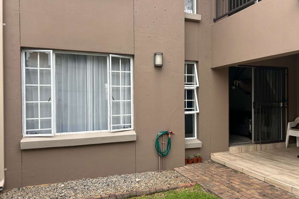 Ground floor with covered patio. - Photo 5
