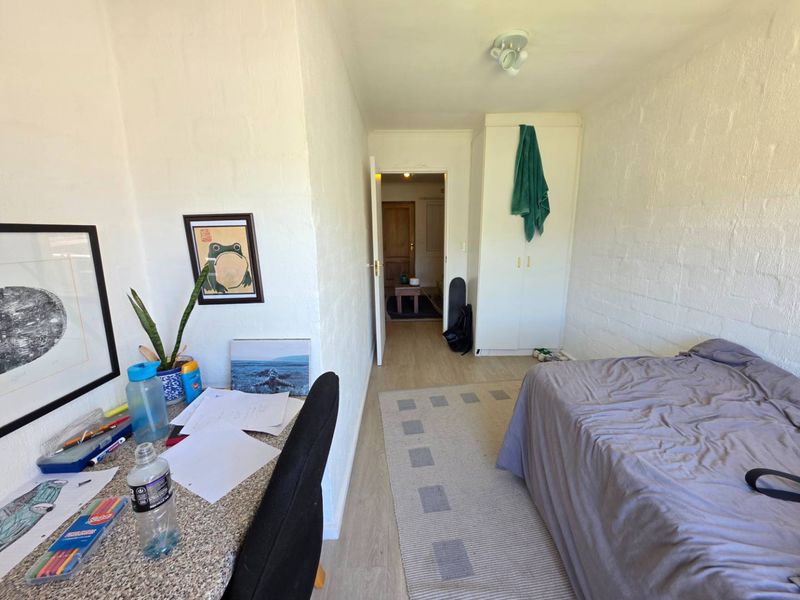 Lovely 2 Bed 1 Bath Apartment open plan living area with kitchenette - Photo 3