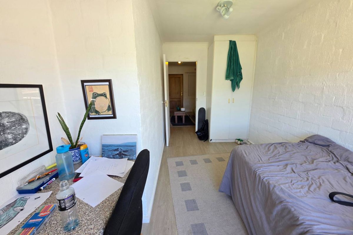 Lovely 2 Bed 1 Bath Apartment open plan living area with kitchenette - Photo 3