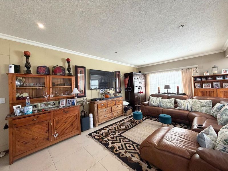 Modern 3-bedroom home in Fairway Estate - Photo 5