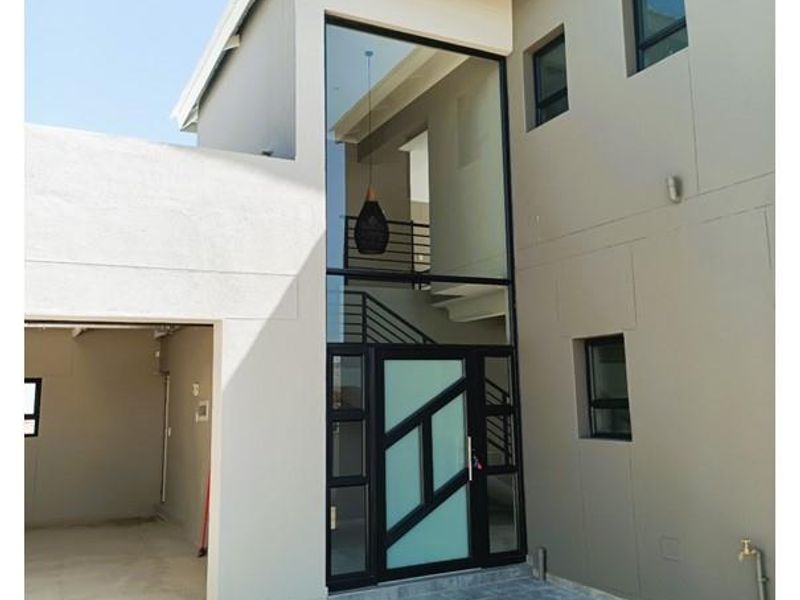 “Elite Family Excellence With Soaring Views” - Photo 6