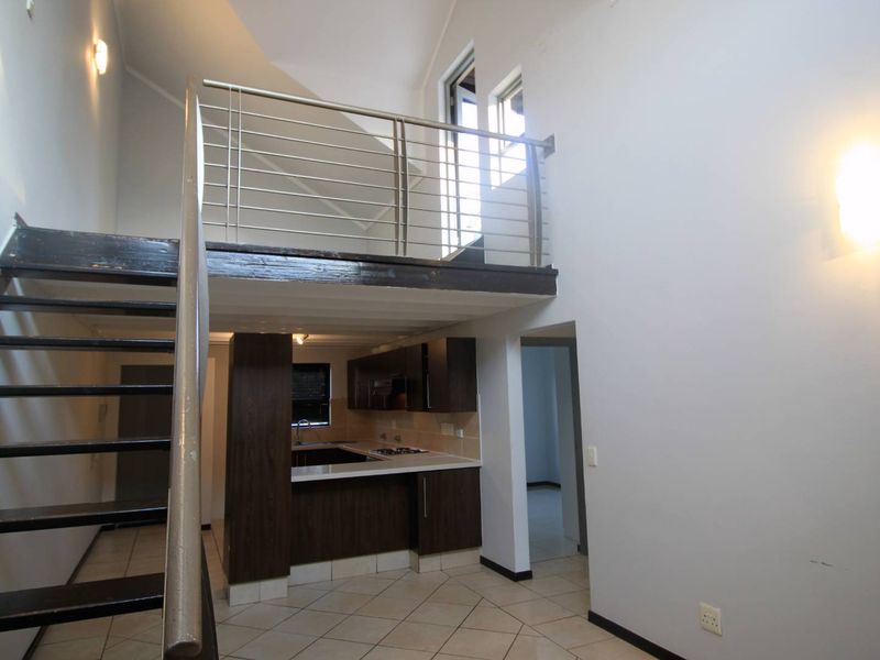 Beautiful Two Bedroom Penthouse Loft Apartment in Excellent Complex - Photo 3