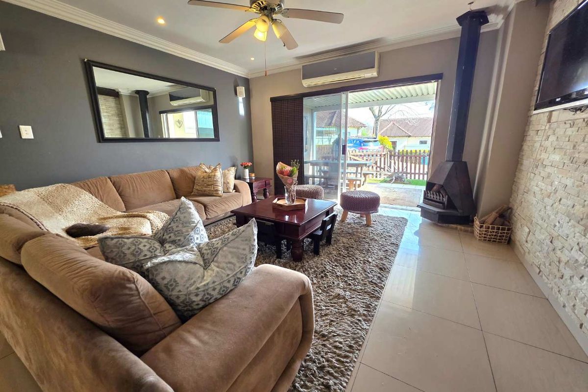 Single Storey, 3 Bedroom Townhouse in Aintree Lane For Sale - Photo 4