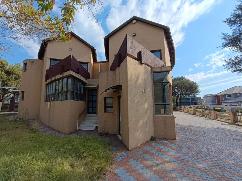 VALLEY VIEW ESTATE -  4 BEDROOM HOUSE WITH A GYM & STUDY - Photo 6