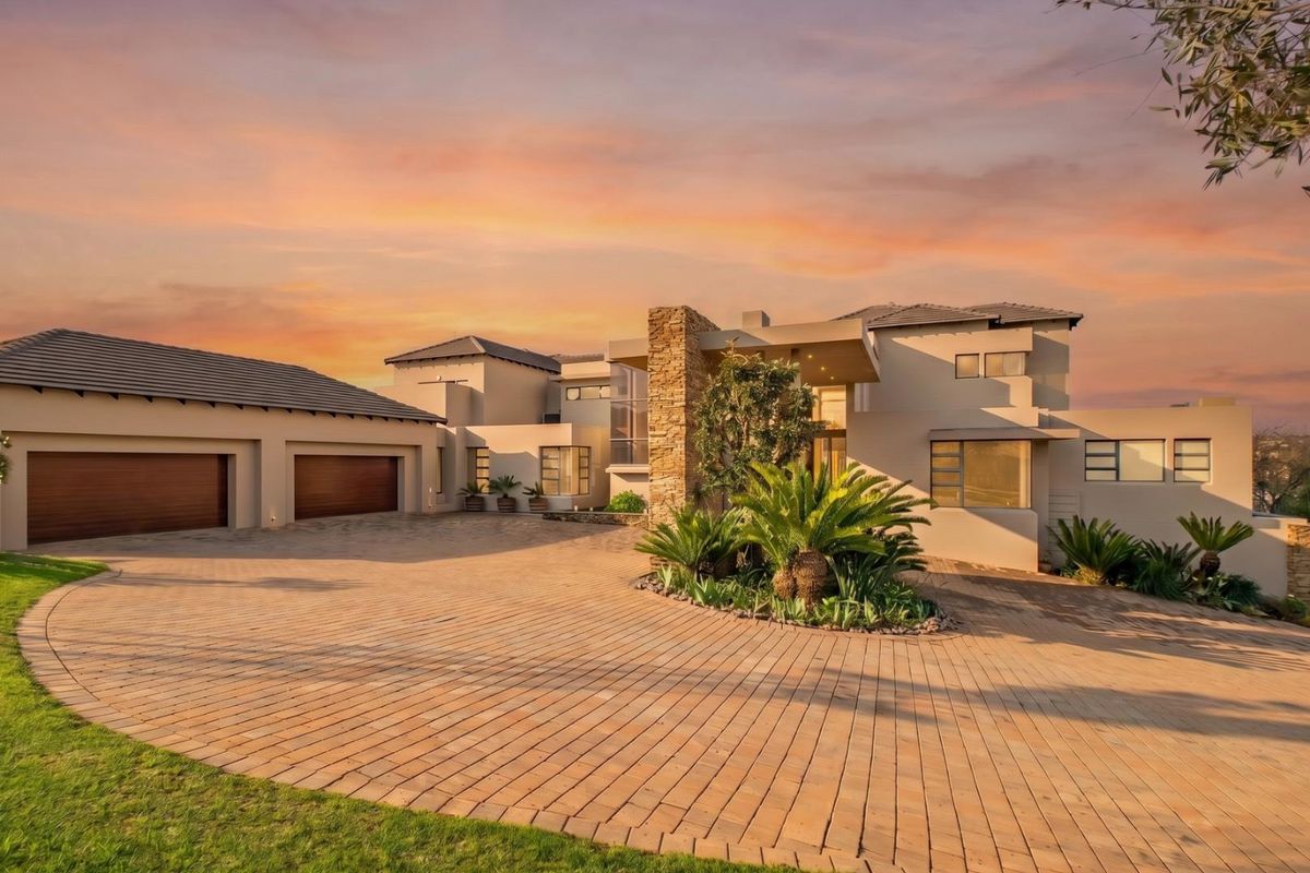 Luxurious Eco-Friendly Estate with Unparalleled Features - Photo 3