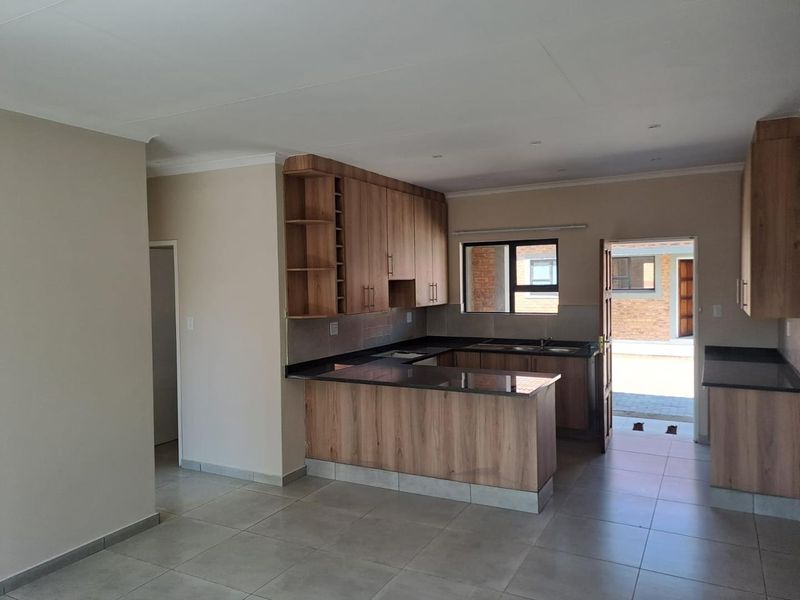 MODERN TOWNHOUSE IN RIVERSDALE, MEYERTON,MIDVAAL - Photo 7