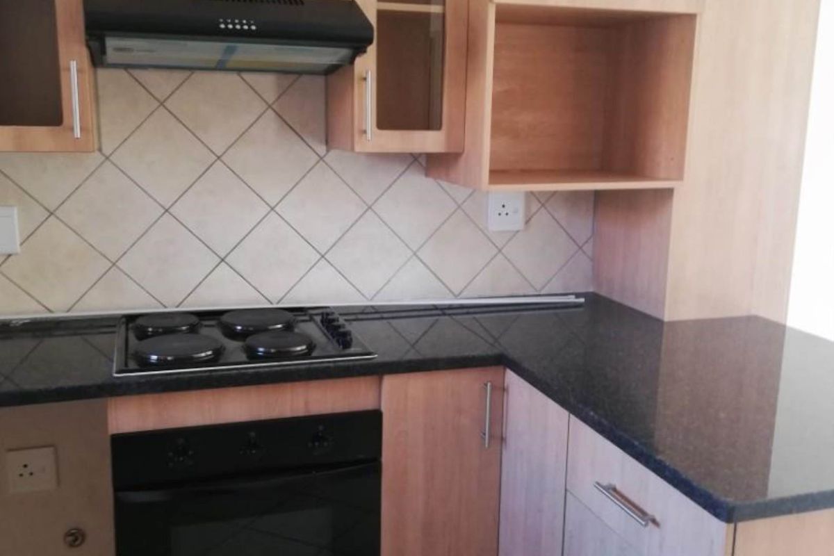 2 Bedrooms / 1 Bathroom / 1 Carport /  First floor Apartment - Photo 3