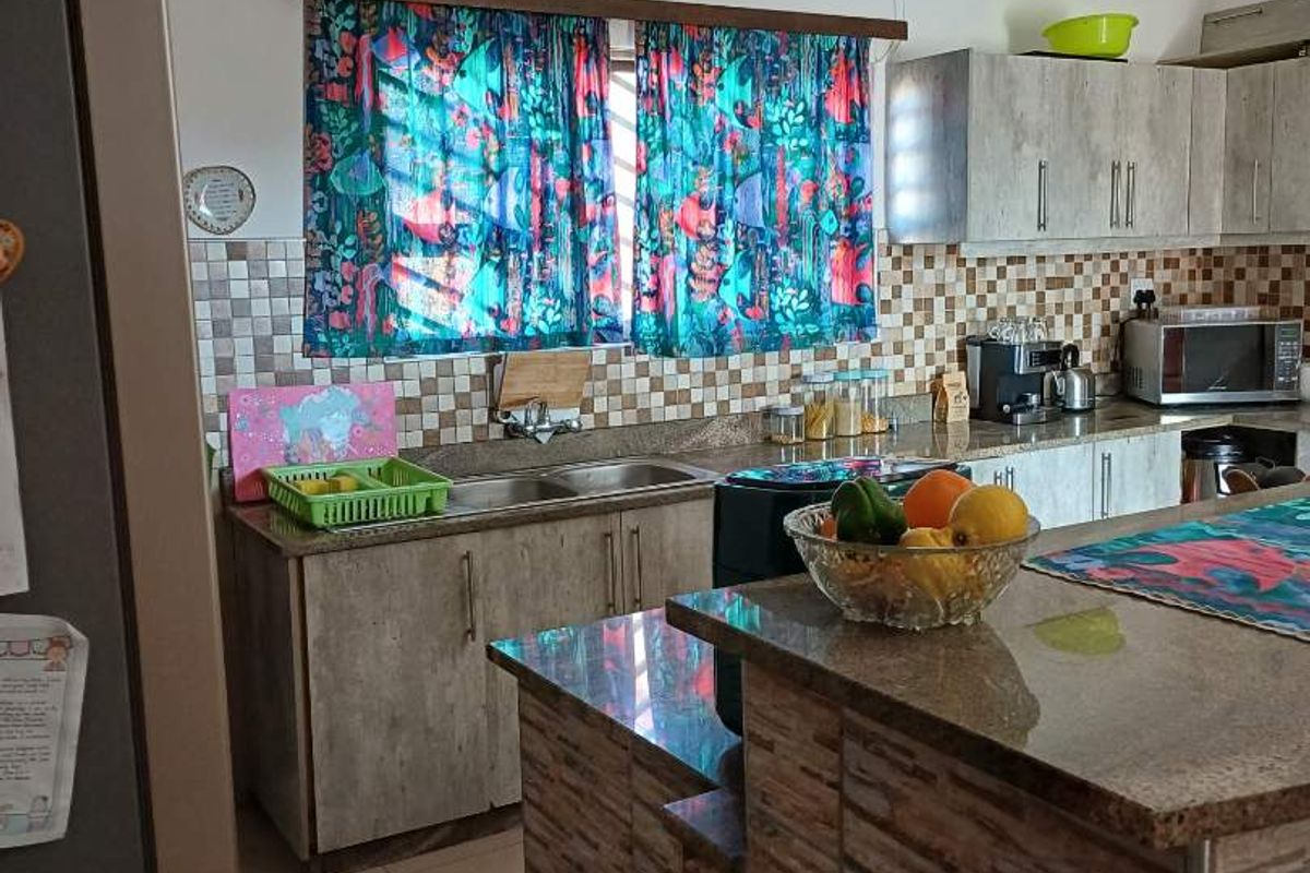 Family Home with Flat close to Duneside School and Dunesmall - Photo 2