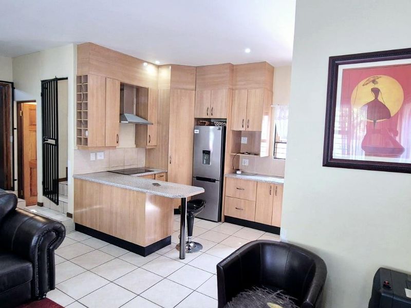 Secure 3 Bedroom Duplex in Leopard Rock Estate - Photo 9