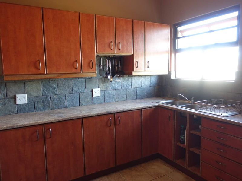 30HA SMALLHOLDING WITH DWELLINGS & FREE RANGE CHICKEN FARMING FACILITIES - Photo 9