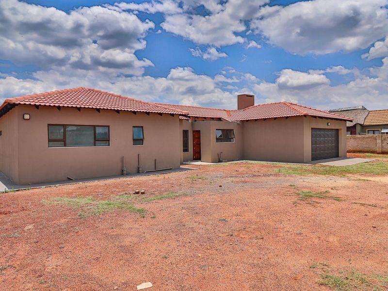 Brand new property in a quiet only 3 in a complex - Photo 4