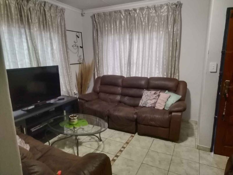 3 stunning bedrooms house for sale in Soshanguve VV - Photo 4
