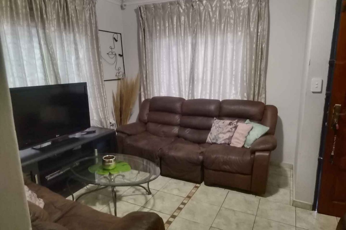 3 stunning bedrooms house for sale in Soshanguve VV - Photo 4