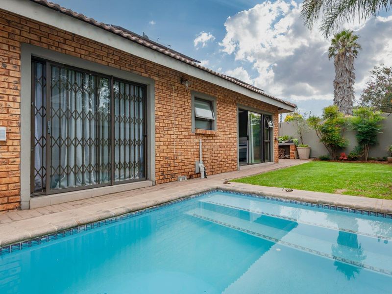 MODERN, PRIVATE, SECURE AND LOW MAINTENANCE DELIGHT - Photo 3