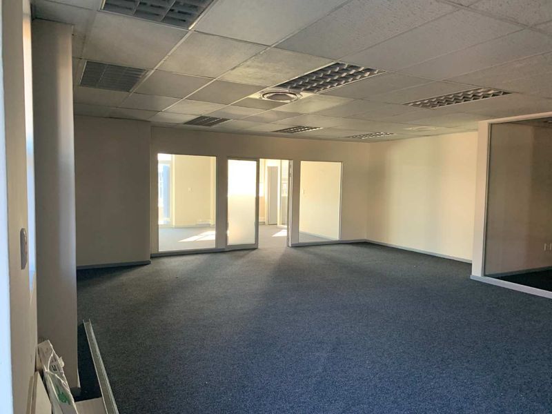 Bustling Location, Ideal for Business Operations - Photo 2