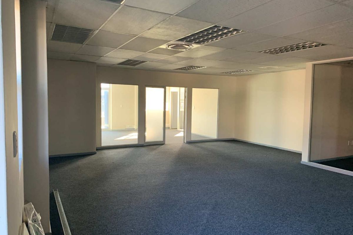 Bustling Location, Ideal for Business Operations - Photo 2