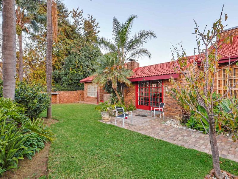 Versatile Family Haven with Flatlet & Business Rights - Photo 3