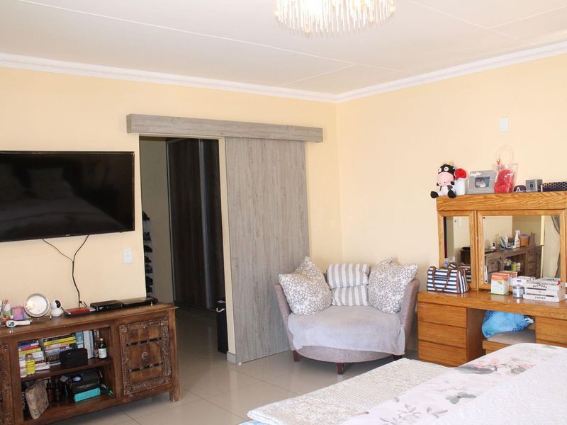 Stunning Property with loads of in and outside living - Photo 9