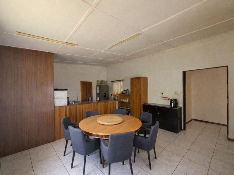 Three-Bedroom Corner Property Near Town - Photo 3