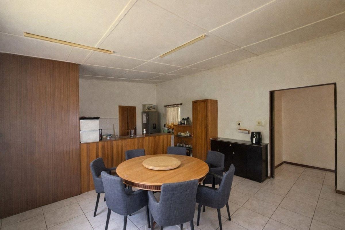 Three-Bedroom Corner Property Near Town - Photo 3