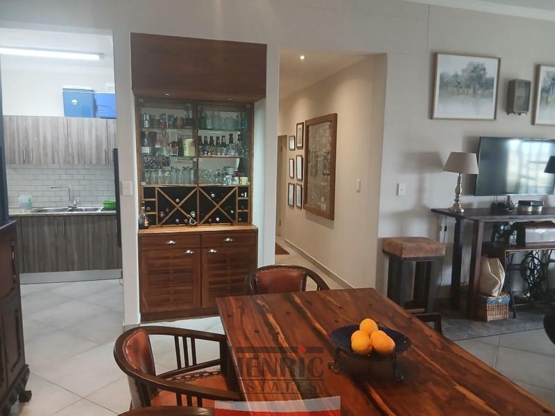 3 Bedrooms, 3 bathrooms, 2 Garages - Oceanview - Photo 8