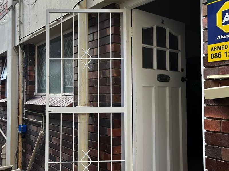 Refurbished 4 Bedroom Apartment in Central - Photo 3