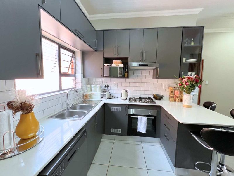 Two bedroom home in secure Estate - Photo 9