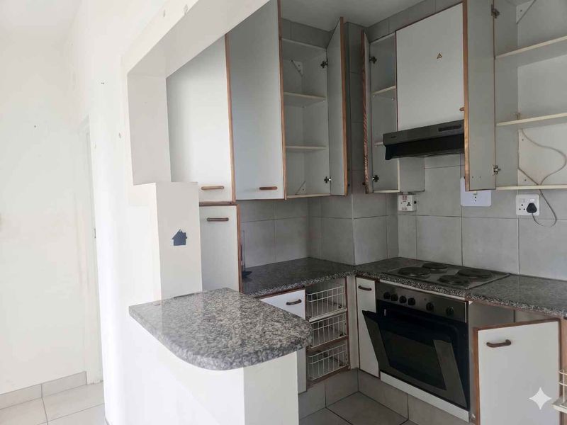 Scenic Top-Floor 2 Bedroom Apartment in Secure Findlain Court,Northdene. - Photo 10