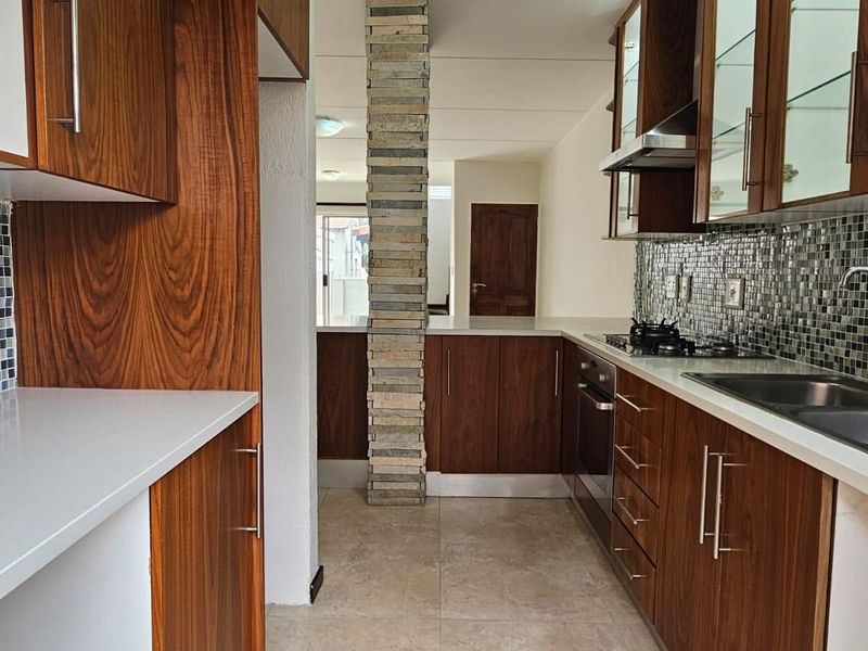 Modern Townhouse for Rent - Photo 2