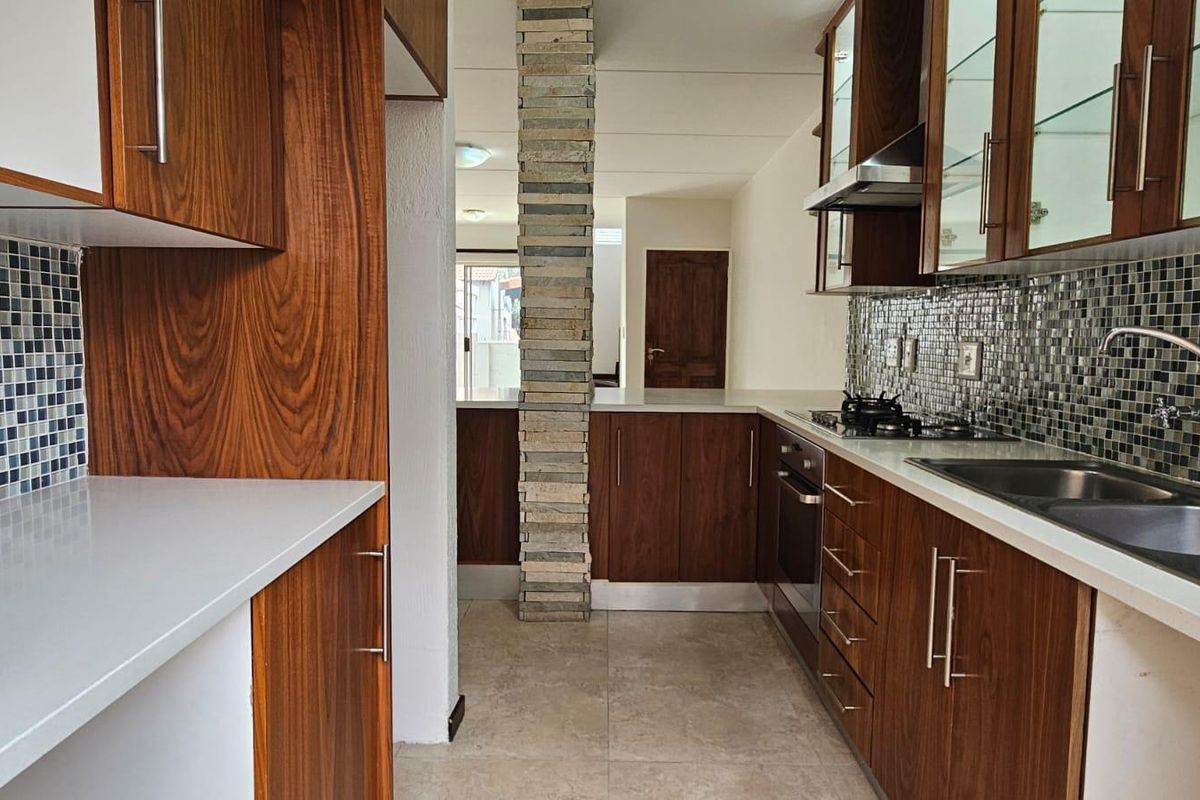 Modern Townhouse for Rent - Photo 2