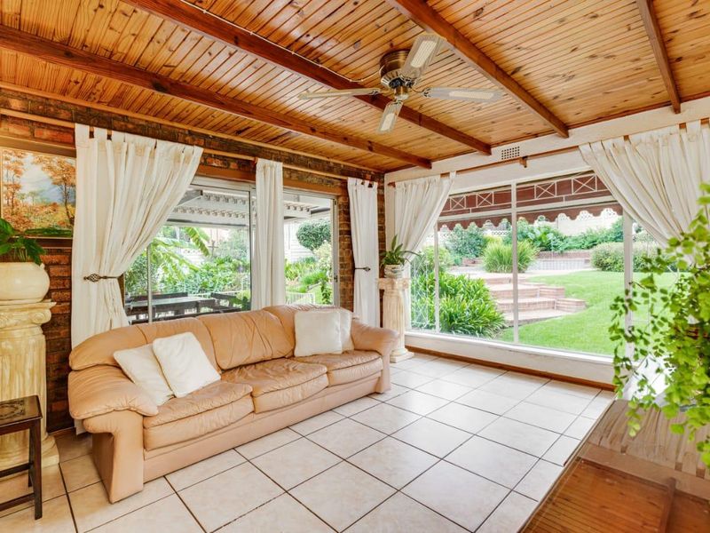 Charming 3 bedroom Family Home with Beautiful Garden & Pool - Photo 8