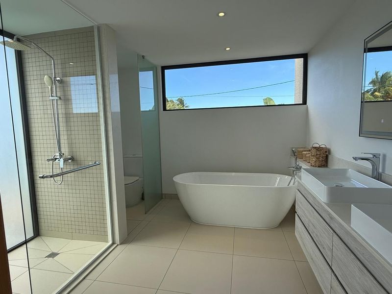 Coastal Family Living in the Heart of Péreybère - Photo 4