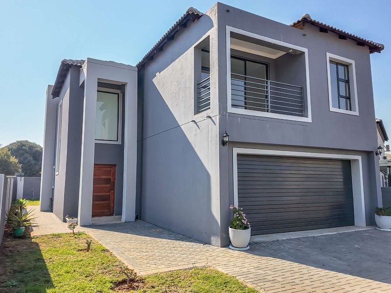 Elegant Home in Sought-After Melodie Estate. - Photo 1