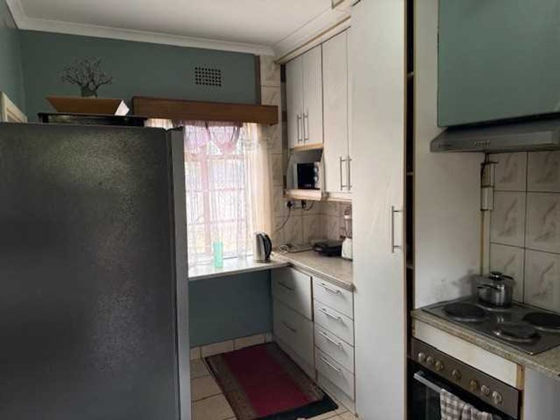 Versatile Family Home with Two Income-Generating Flats - Photo 8