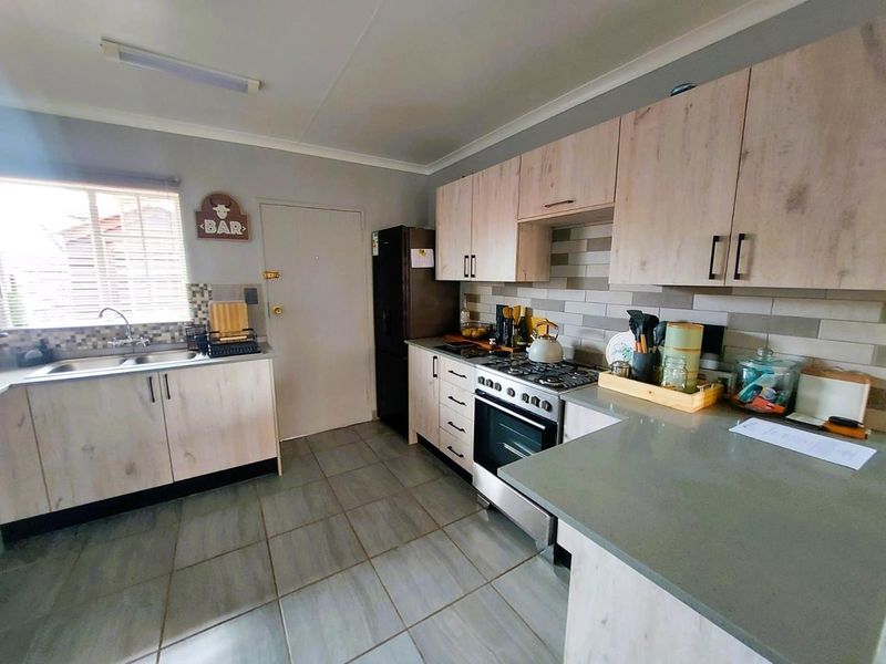 Modern 2-Bedroom Townhouse in Garsfontein – Secure Estate Living - Photo 3