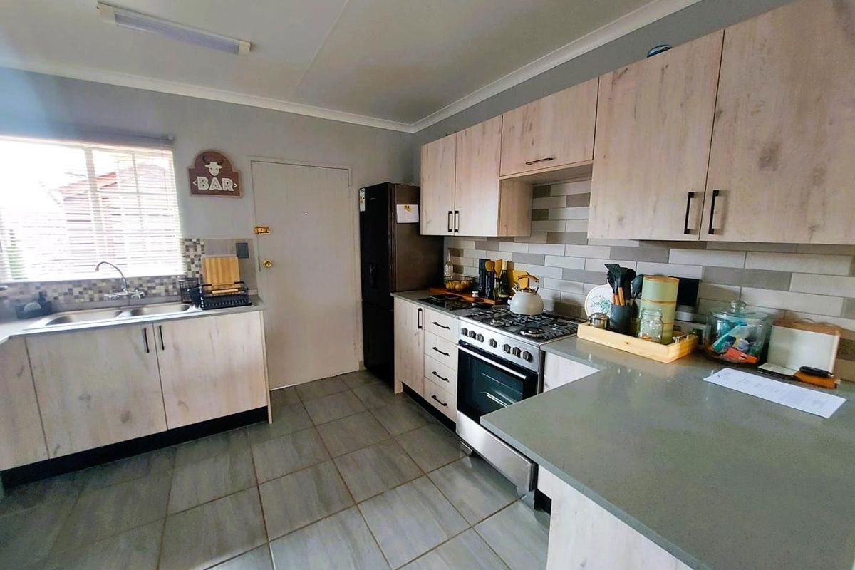 Modern 2-Bedroom Townhouse in Garsfontein – Secure Estate Living - Photo 3