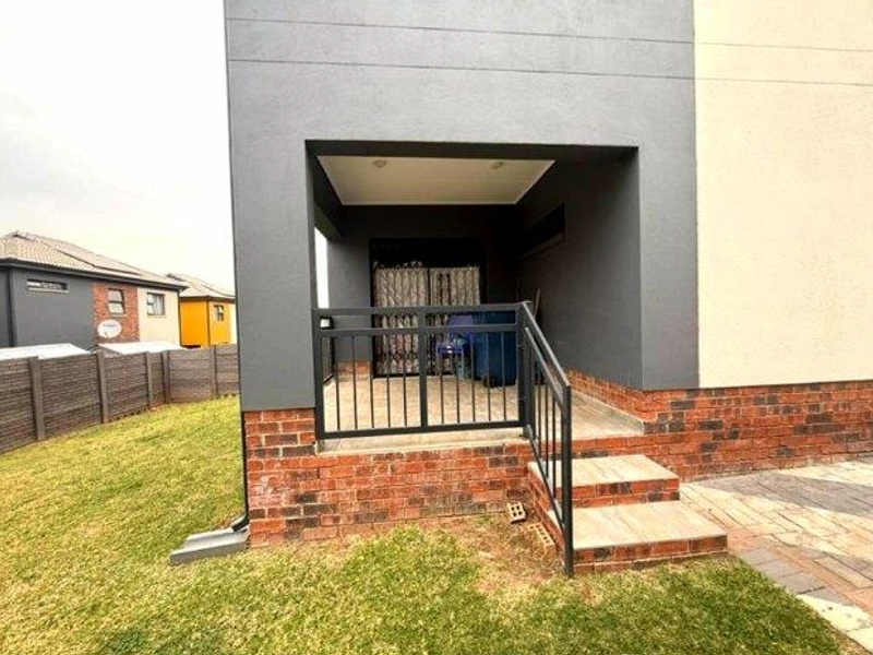 Where City Views meets Surburban Comfort - Photo 2