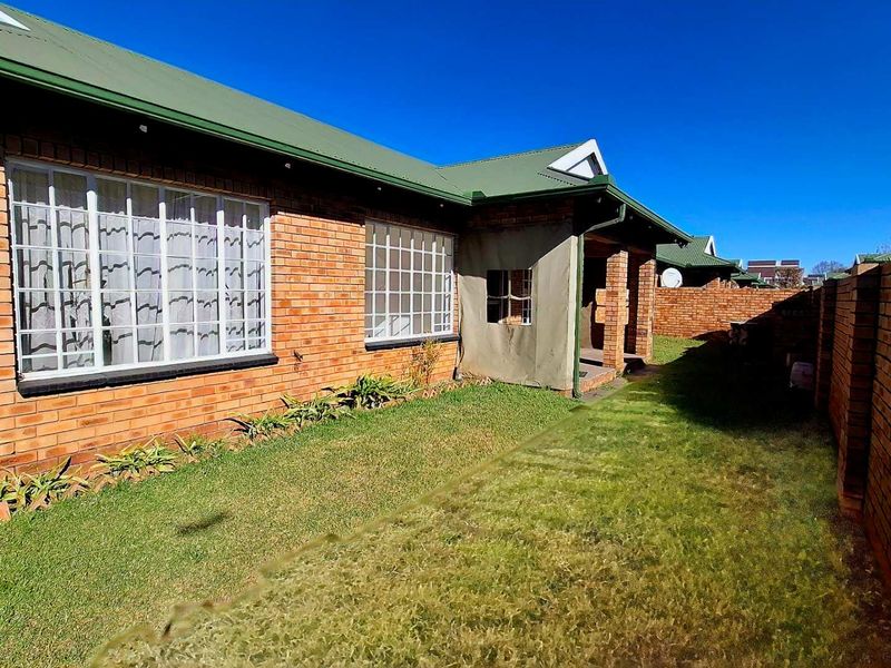 Corner Townhouse with Big Garden & Huge Potential – Exceptional Value - Photo 3