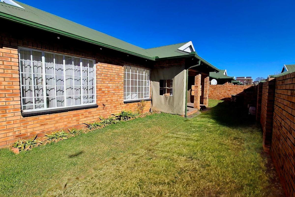 Corner Townhouse with Big Garden & Huge Potential – Exceptional Value - Photo 3