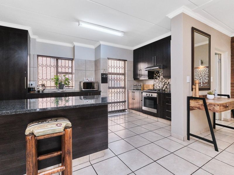 Spacious Open Plan Living for the Decerning Young Executive - Photo 6