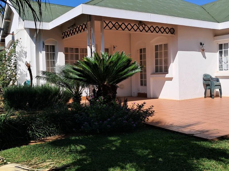 Lock-Up-and-Go Townhouse with Spacious Garden in Die Hoewes - Photo 2