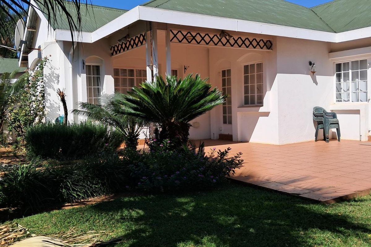 Lock-Up-and-Go Townhouse with Spacious Garden in Die Hoewes - Photo 2