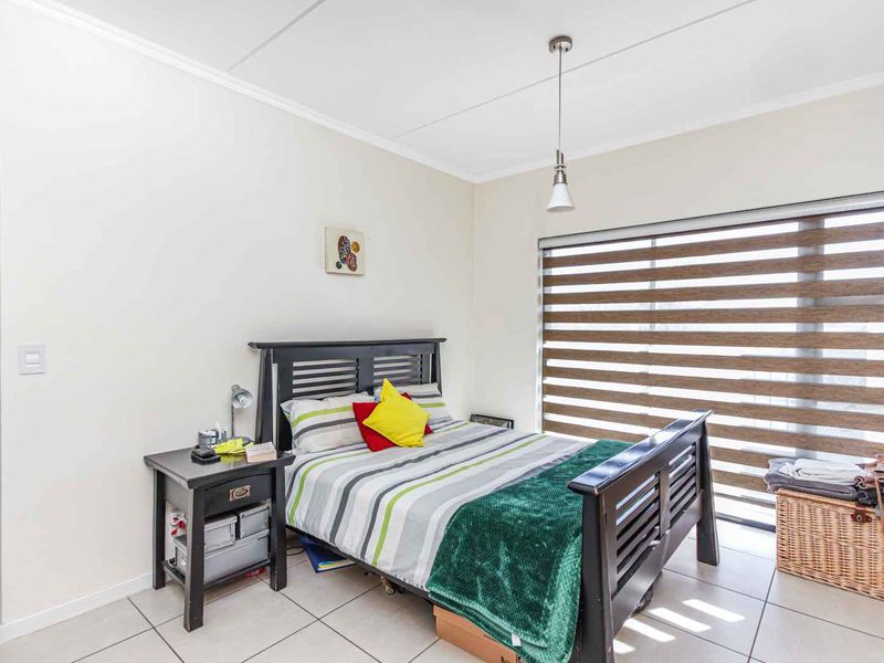 Modern, well maintained apartment with luxurious finishes. - Photo 5