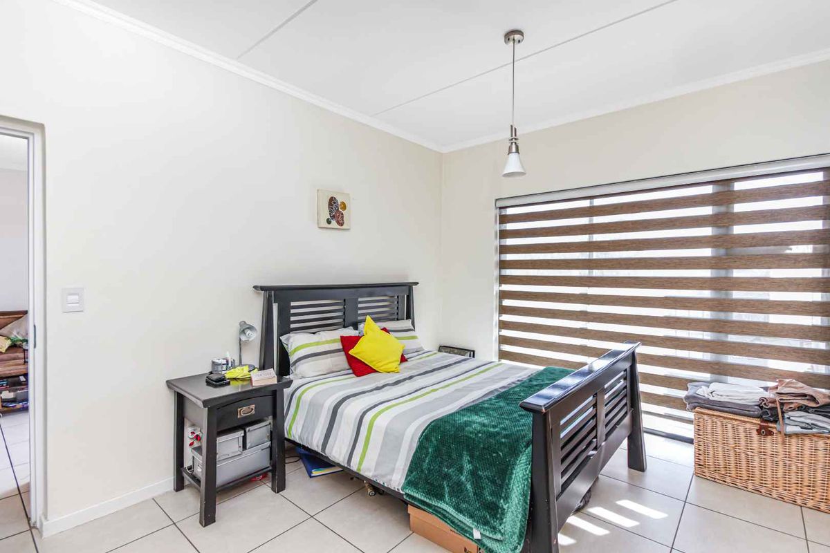 Modern, well maintained apartment with luxurious finishes. - Photo 5