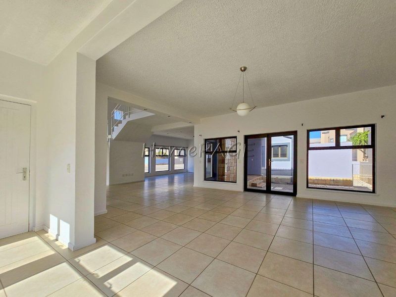 Long Beach Ext 1, Walvis Bay.  Attractive Double Storey 4 Bedr Corner home is for Sale - Photo 5