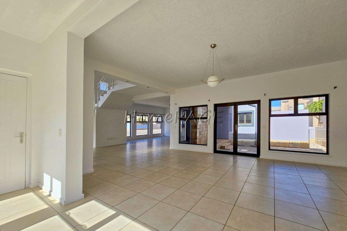 Long Beach Ext 1, Walvis Bay.  Attractive Double Storey 4 Bedr Corner home is for Sale - Photo 5
