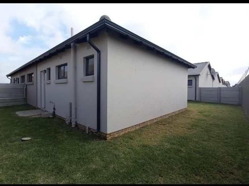 3 Bedroom Simplex for Rent - Photo 1