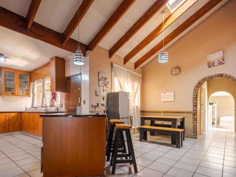 Seven bedroom home, large erf, loads of potential - Newlands - Photo 8