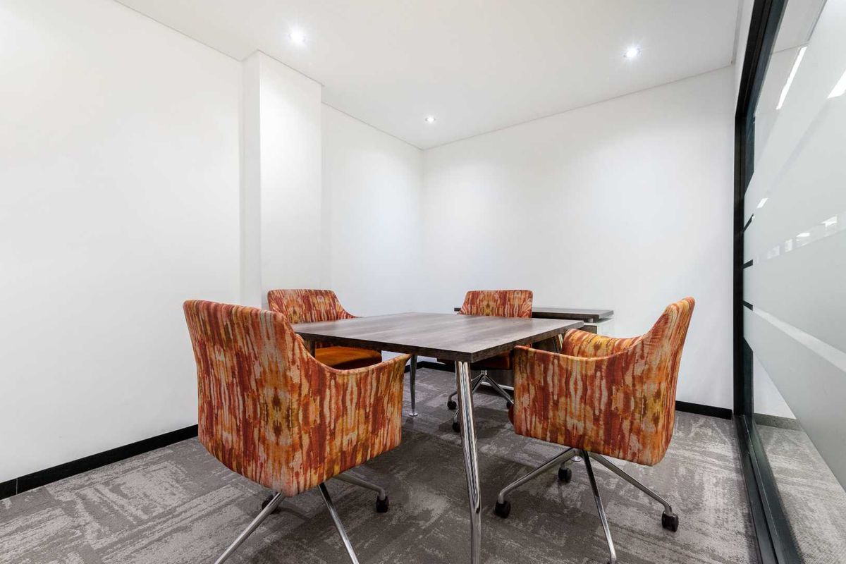 Book a reserved coworking spot or hot desk in Regus Uni Park - Photo 5