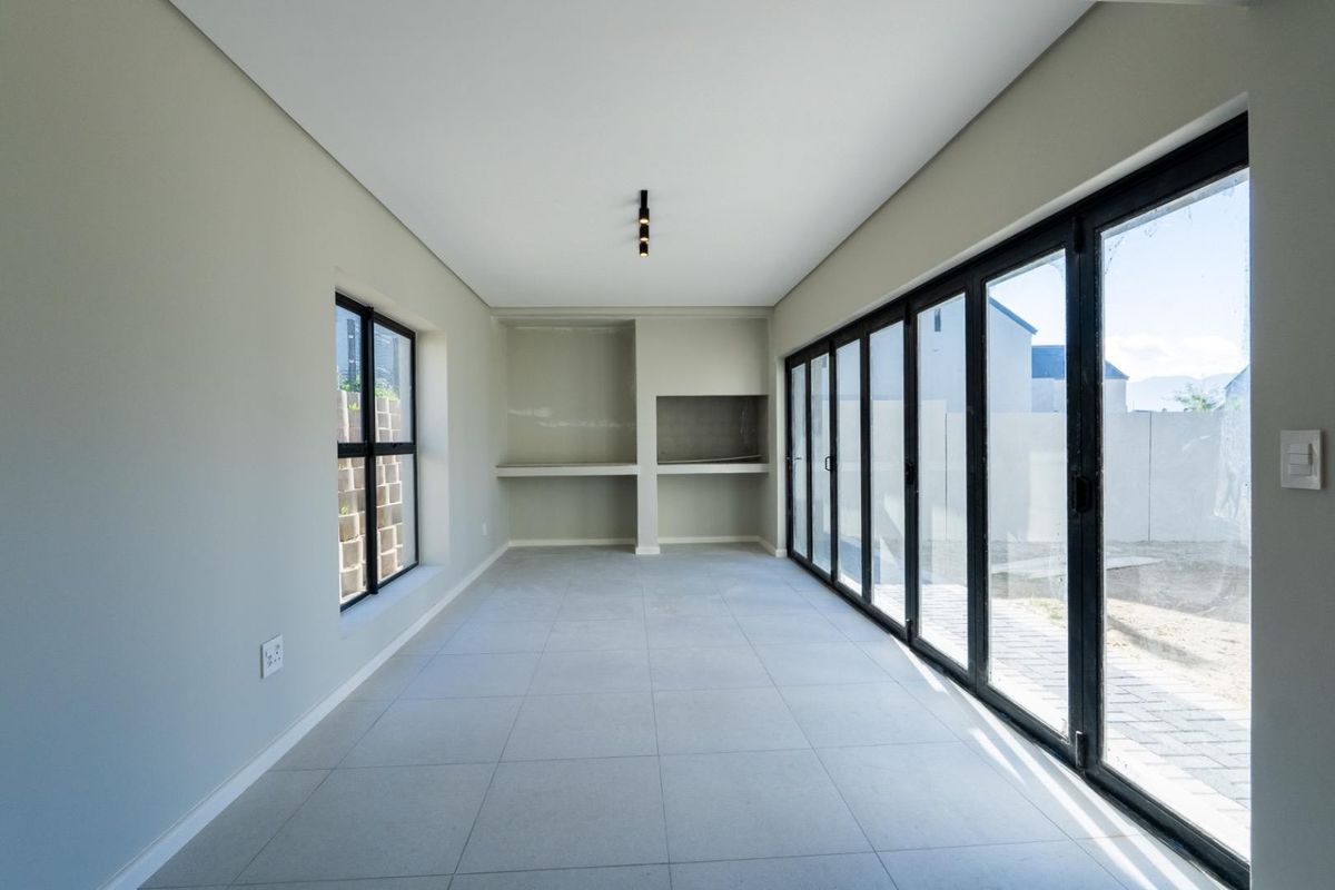 Modern Newly Built 3-Bedroom Home in Secure Estate - Photo 3